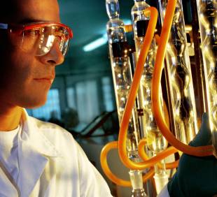 Regulamentele REACH si CLP- Cerințe și implementare eficientă